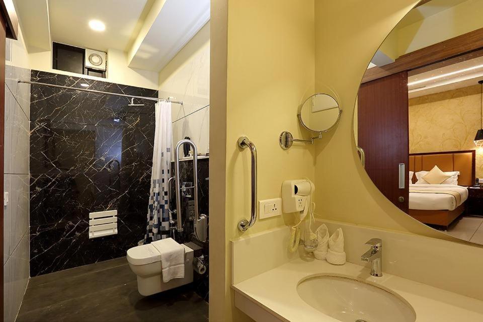 Hotel New York Square Kottayam Dış mekan fotoğraf